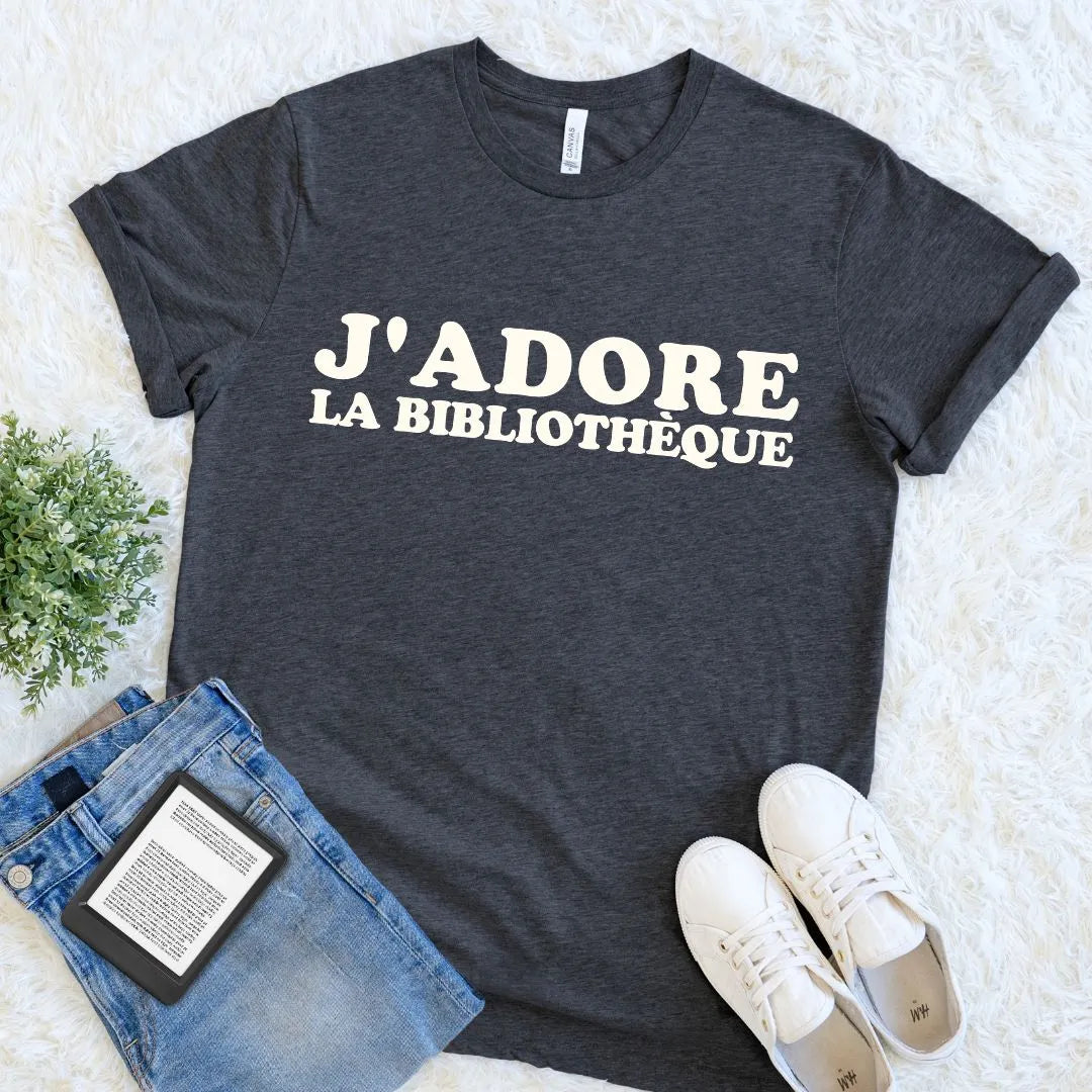 Dark grey heather library lover tee featuring the French phrase J’adore la bibliothèque