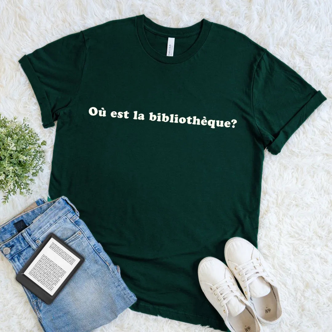 Minimalist reader tee with French phrase for book lovers on forest green cotton