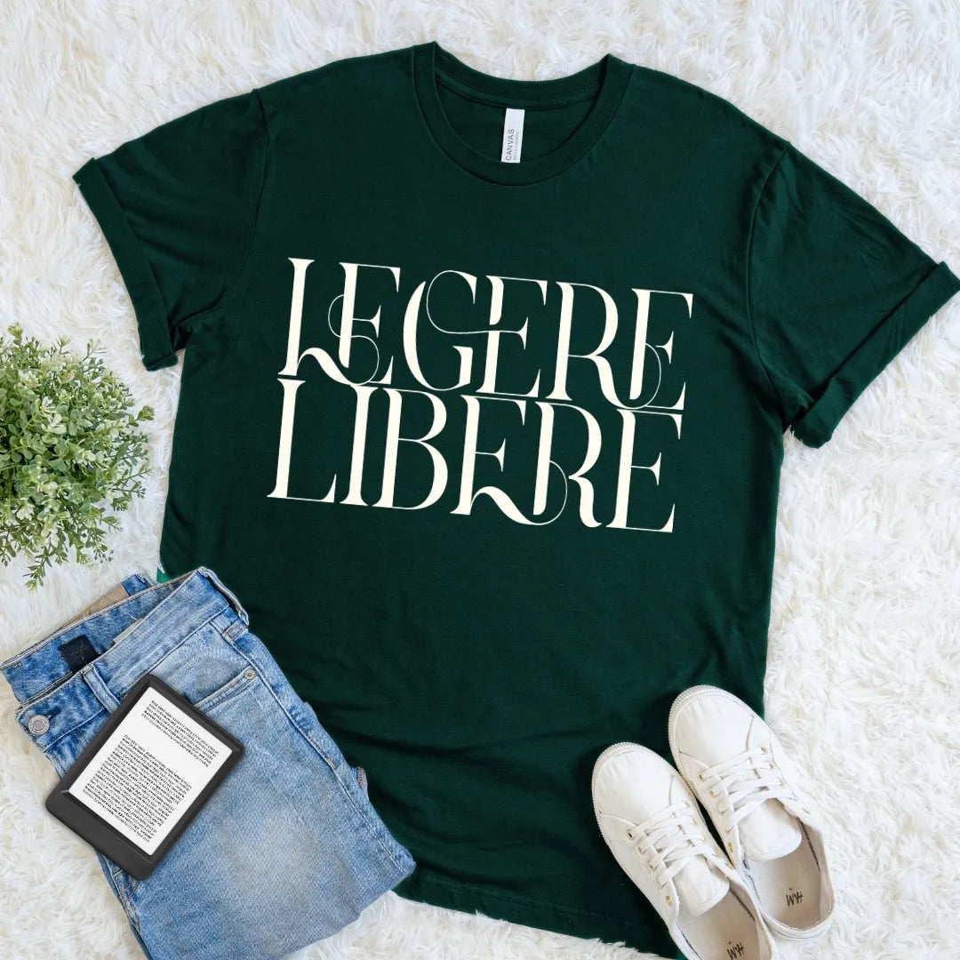 Forest green Legere Libere Read Freely literary T-shirt with oversized cream typography, a classic dark academia reader graphic tee.