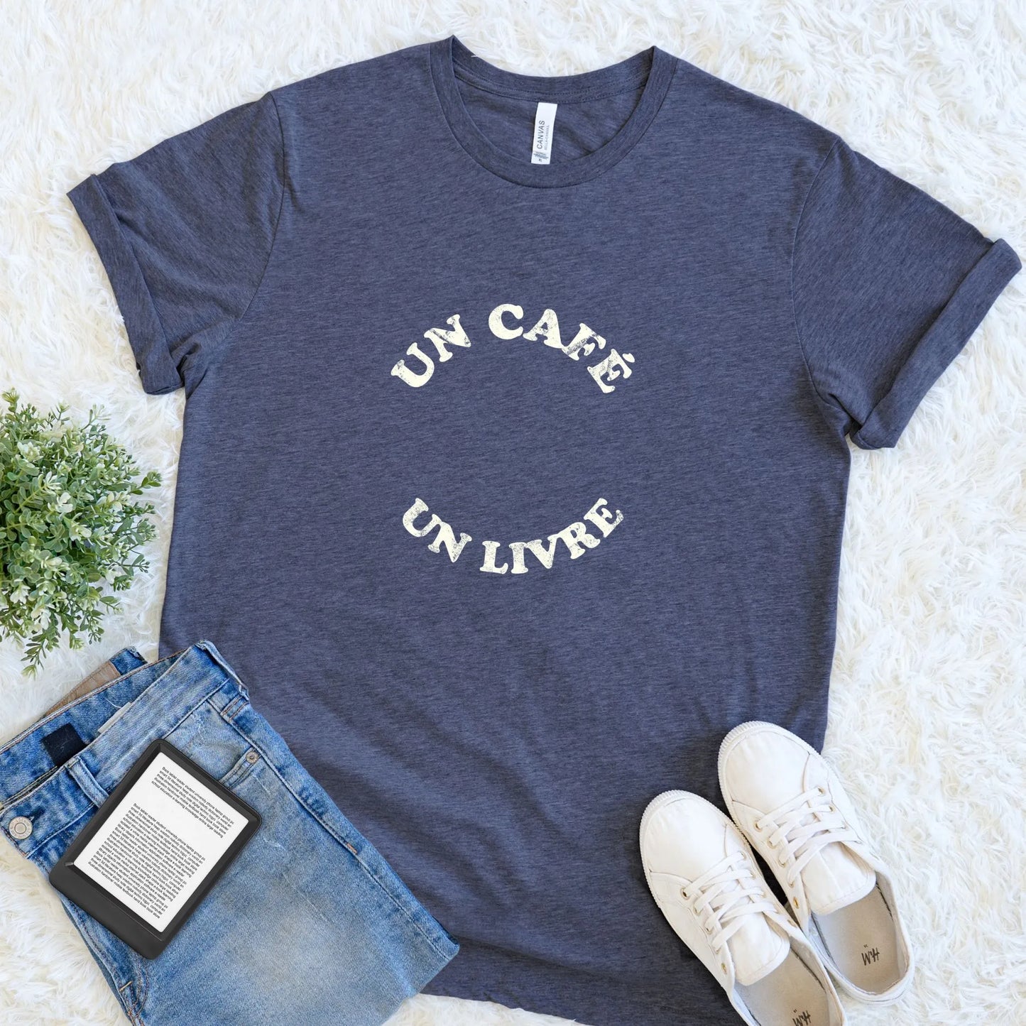 Heather navy book lover T-shirt with Un Café Un Livre French typography design