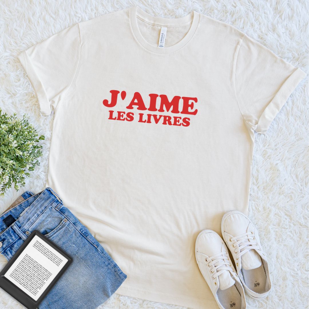 Natural literary tee featuring a vintage J’aime les livres design for book lovers and Francophiles