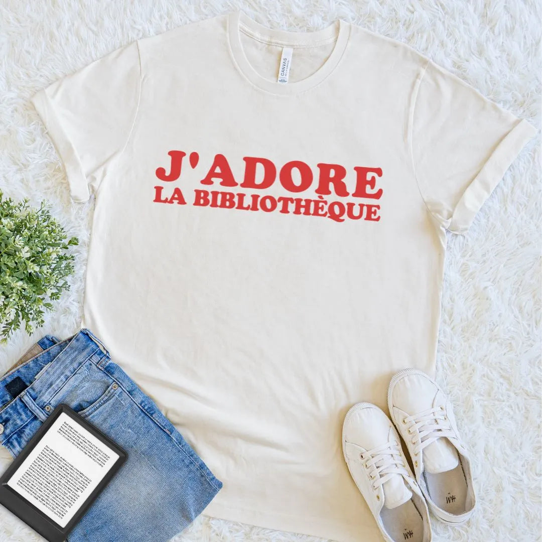 Natural J’adore la bibliothèque T-shirt with vintage French lettering for library lovers and devoted readers