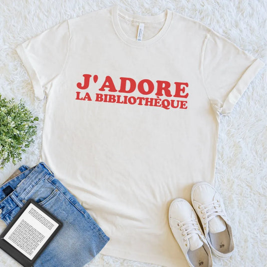 Natural J’adore la bibliothèque T-shirt with vintage French lettering for library lovers and devoted readers