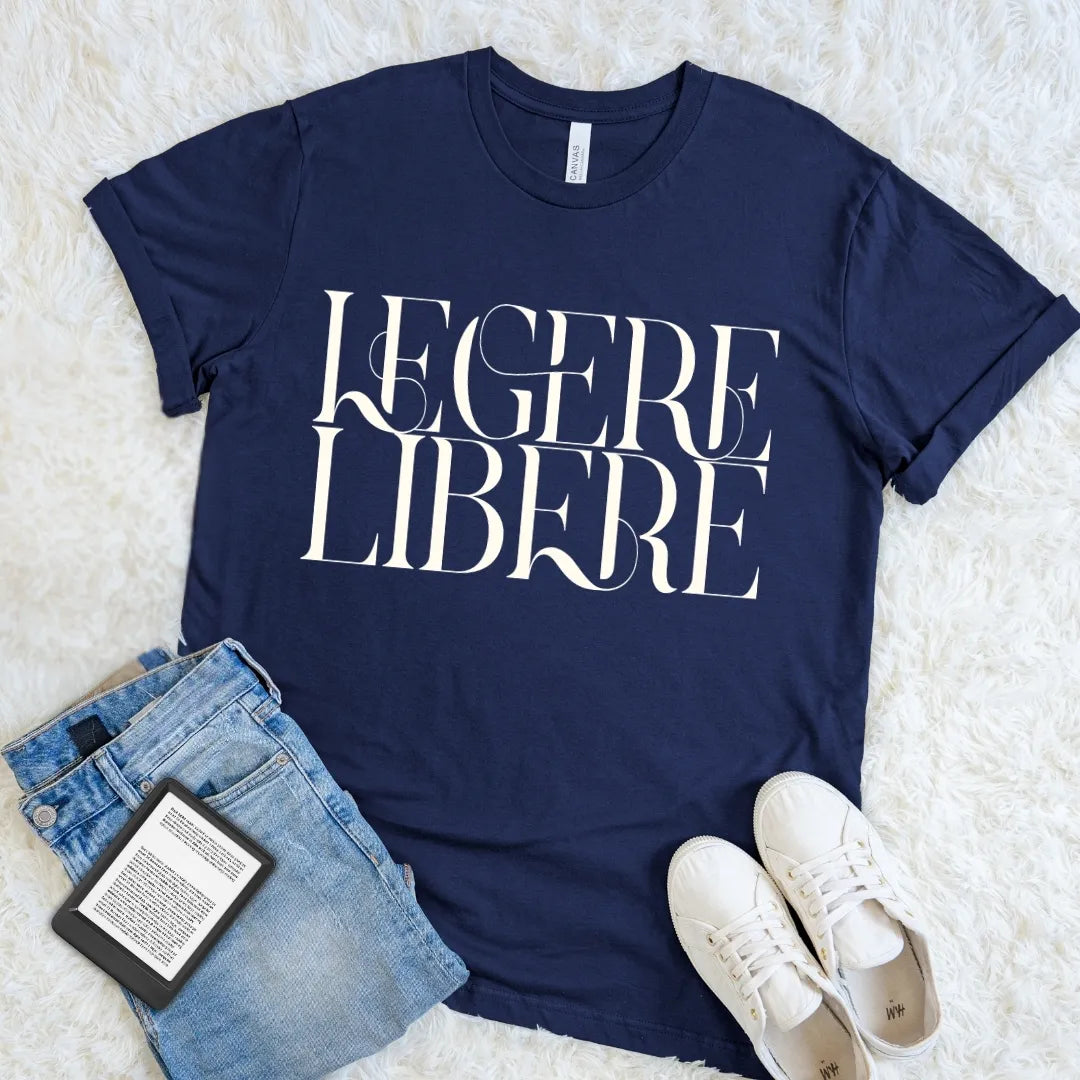 Navy Legere Libere Read Freely T-shirt with oversized cream serif typography, a minimalist Latin quote shirt in a dark academia literary style.