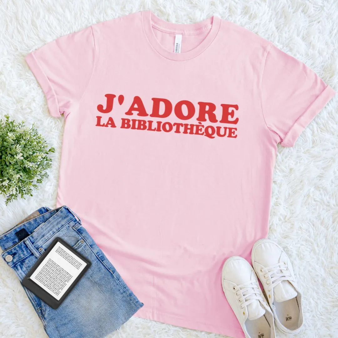 Soft pink literary T-shirt with playful French library quote for bookworms and reading enthusiasts